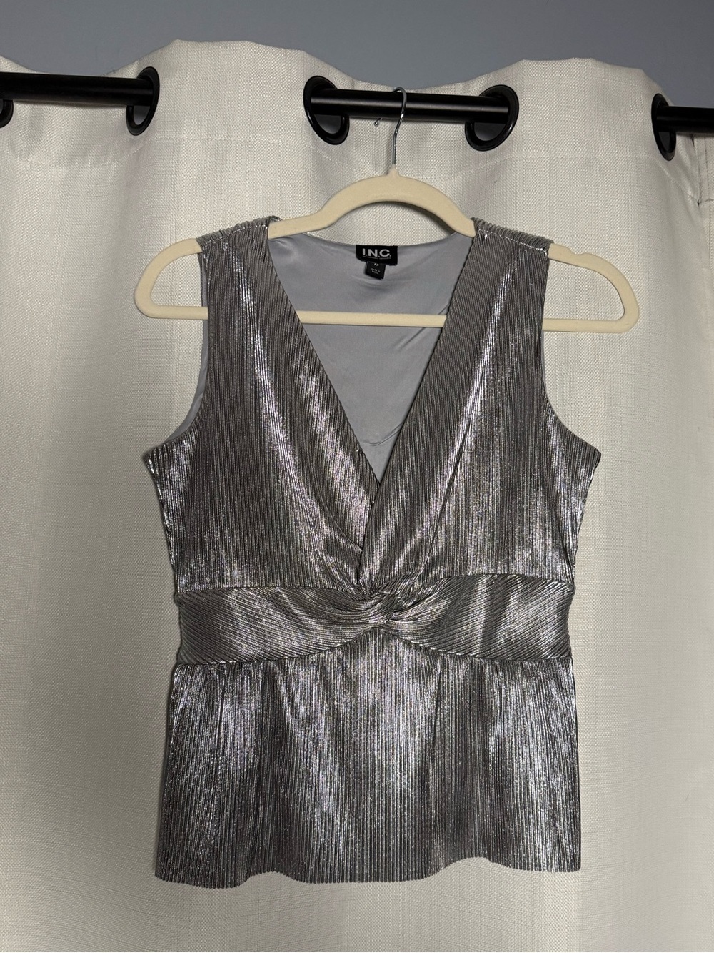 I.N.C. Silver Metallic Twist Plunge Pleated Sleeveless Top Size Petite Small - Picture 2 of 7